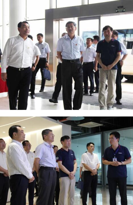 公司劉潤(rùn)根董事長(zhǎng)、銷售部部長(zhǎng)鄭鴻安向省紀(jì)委書記馬森述介紹公司情況