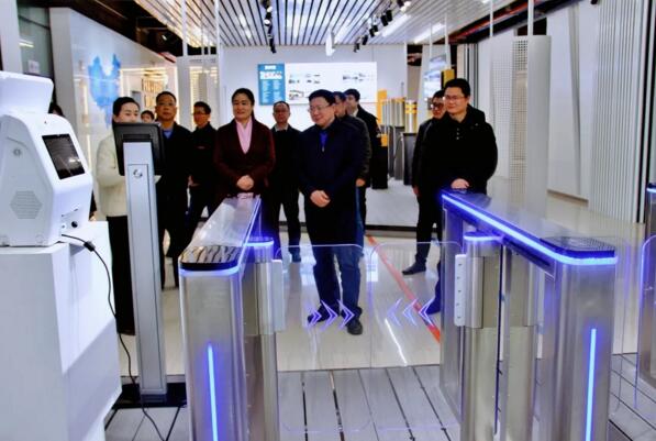 南航黨委領(lǐng)導(dǎo)一行了解“昌通碼”終端掃碼儀