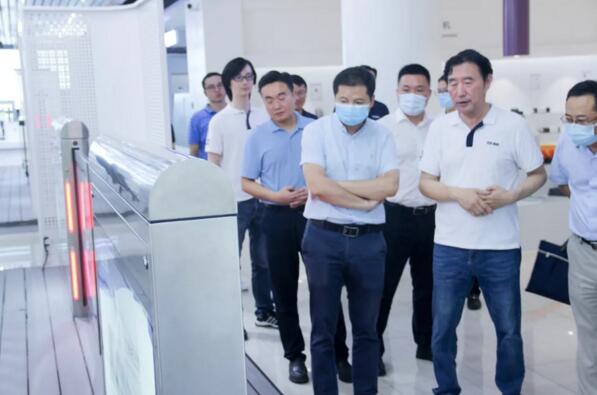 領(lǐng)導一行充分肯定安全屏蔽門對交通管制的應用作用