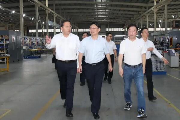 市長萬廣明一行參觀百勝生產車間