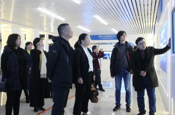 江西省通信學會領導一行在劉子堯副總經(jīng)理及相關部門負責人的陪同下參觀了公司展廳