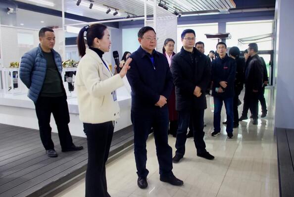 南航黨委領導一行在“平安校園”場景展示區(qū)駐足、問詢