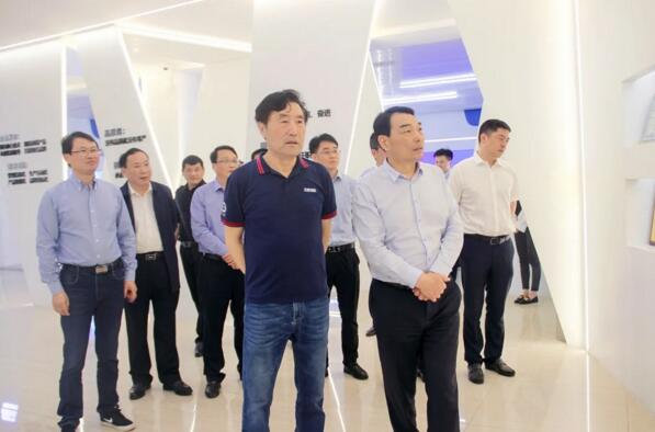 公司劉潤(rùn)根董事長(zhǎng)向縣委書(shū)記熊運(yùn)浪介紹公司情況