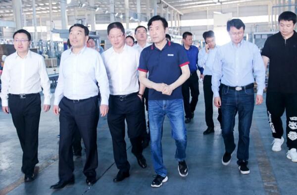 南昌縣委書(shū)記熊運(yùn)浪高度肯定了百勝智能所取得的經(jīng)營(yíng)成績(jī)和未來(lái)的發(fā)展規(guī)劃