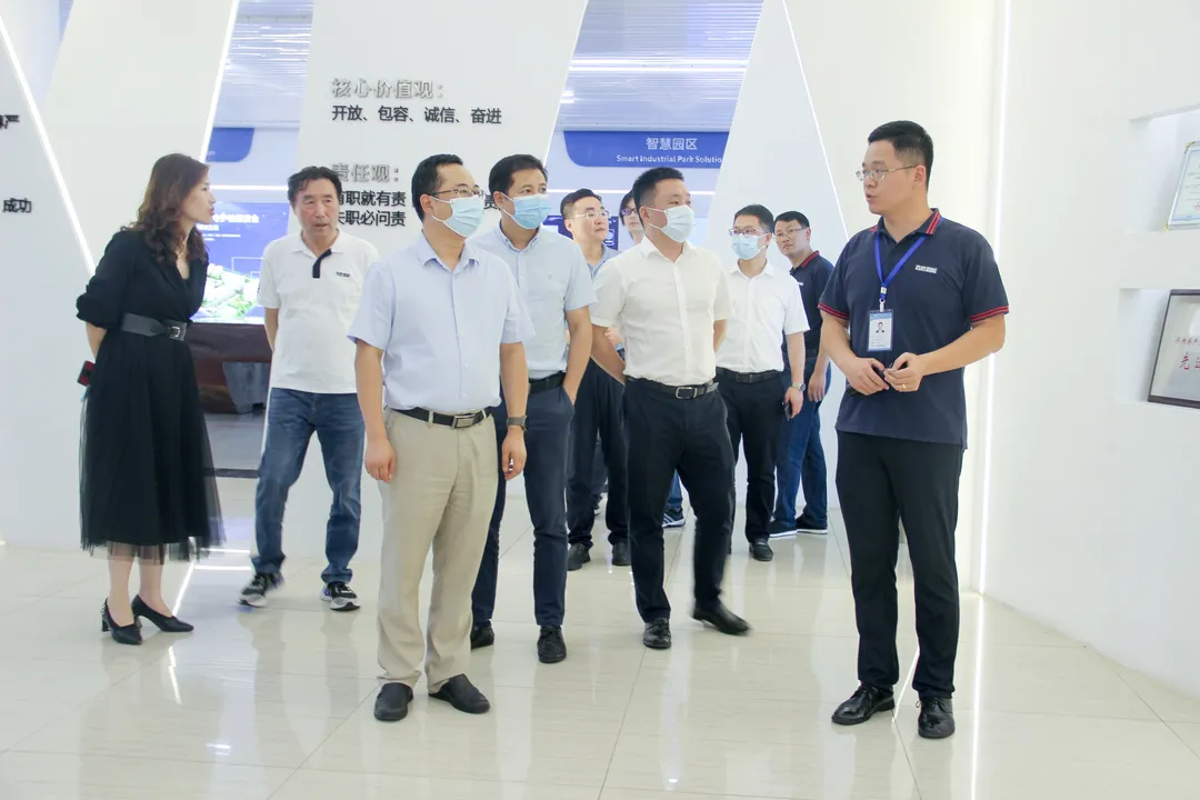 省發(fā)改委副主任寧全一行在董事長(zhǎng)劉潤(rùn)根的陪同下參觀了公司展廳