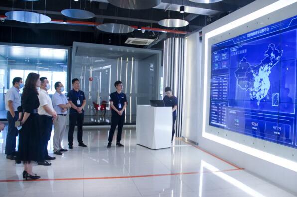 領(lǐng)導(dǎo)一行聆聽(tīng)講解員介紹百勝城市級(jí)智慧停車(chē)管理平臺(tái)