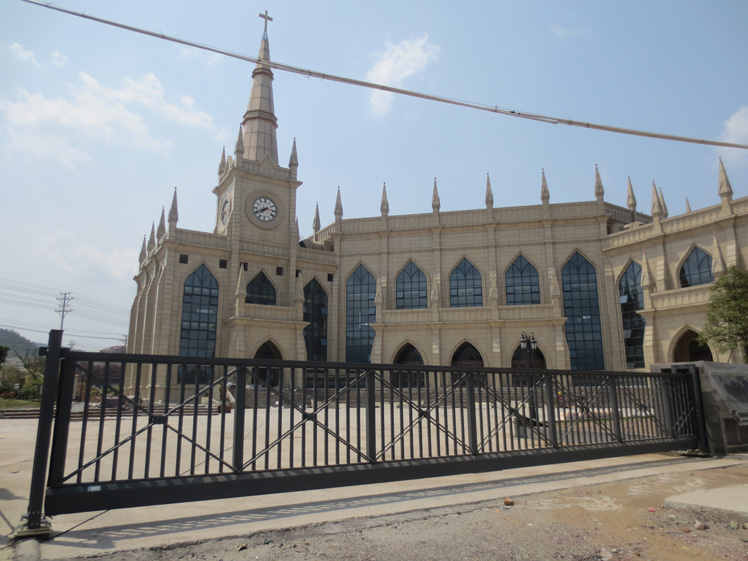 喜迎南北德信懸浮門成功安裝在浦江教堂大門口