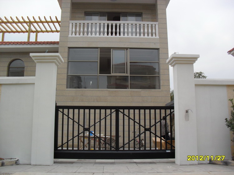 湖北荊州長(zhǎng)久天地別墅的懸浮門由南北德信提供