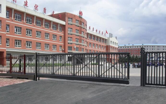 電賀：南北德信懸浮折疊門成功進(jìn)駐長(zhǎng)春市第二實(shí)驗(yàn)小學(xué)中學(xué)案例