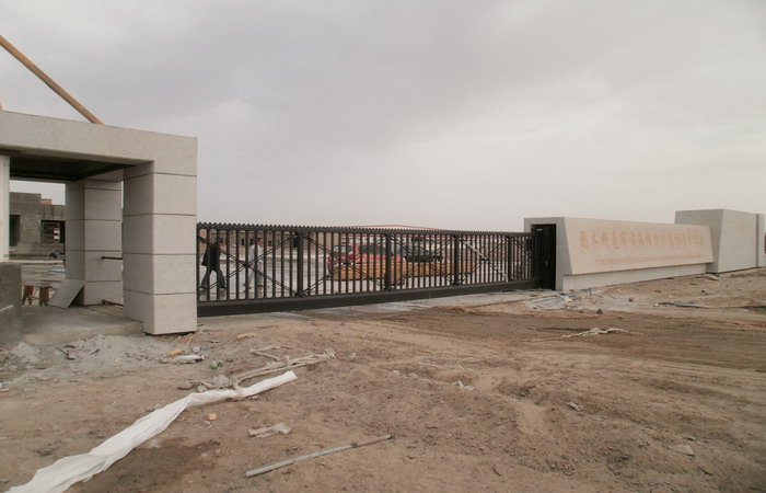 南北德信懸浮折疊門順利進(jìn)駐新疆圖木舒克市前海棉紡織有限責(zé)任公司大門口