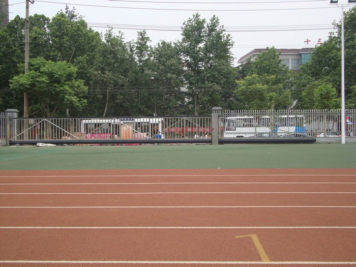 邯鄲市峰峰礦區(qū)市十三中學體育場信賴南北德信懸浮折疊門