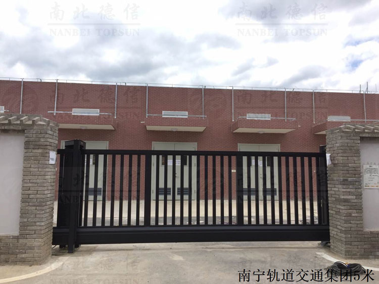 南寧軌道交通集團(tuán)5米智能無軌懸浮門案例 - 中出網(wǎng)-智能出入口與停車充電門戶