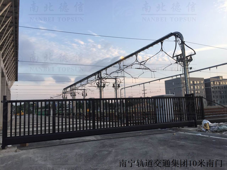 南寧軌道交通集團(tuán)10米南門（1）無(wú)軌懸浮門案例 - 中出網(wǎng)-智能出入口與停車充電門戶