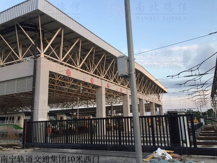 南寧軌道交通集團10米西門（1）無軌懸浮門案例 - 中出網(wǎng)-智能出入口與停車充電門戶