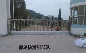 青島核潛艇部隊(duì)銳寶818S-6.9米無(wú)軌懸浮門(mén)案例 - 中出網(wǎng)-智能出入口與停車(chē)充電門(mén)戶