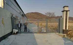 黑龍江省牡丹江綏芬河市無(wú)軌懸浮門案例 - 中出網(wǎng)-智能出入口與停車充電門戶