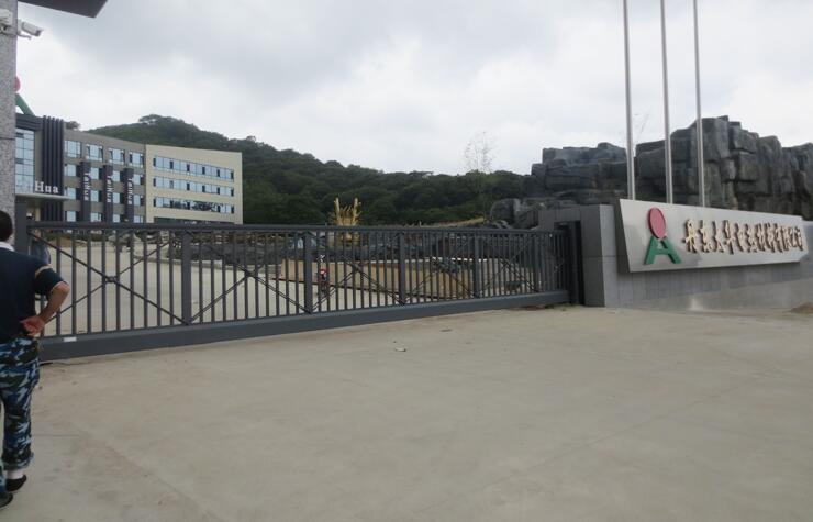 丹東太華電熱材料有限公司無(wú)軌懸浮門(mén)工程案例 - 中出網(wǎng)-智能出入口與停車(chē)充電門(mén)戶(hù)