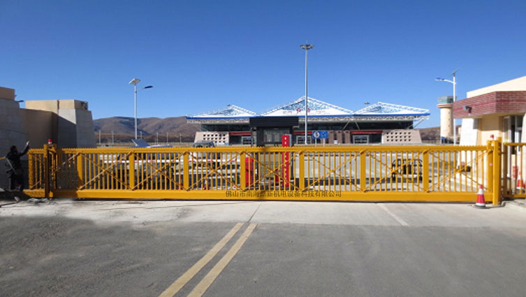 四川阿壩州紅原機場智能無軌懸浮門工程案例 - 中出網-智能出入口與停車充電門戶