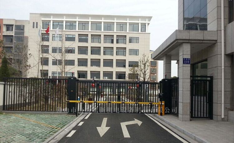 荊州太普石化智能無軌懸浮門工程案例 - 中出網(wǎng)-智能出入口與停車充電門戶