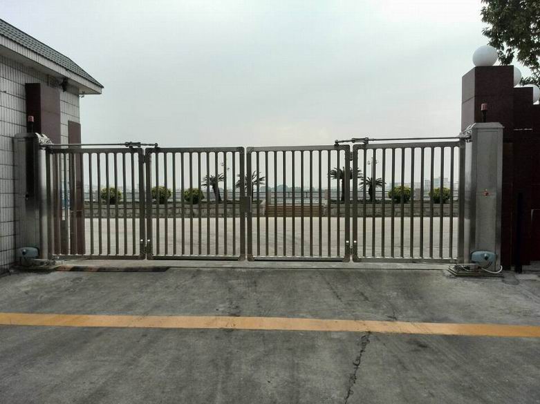 廣東揭陽(yáng)市東泰乳業(yè)智能無(wú)軌懸浮門(mén)工程案例 - 中出網(wǎng)-智能出入口與停車(chē)充電門(mén)戶(hù)