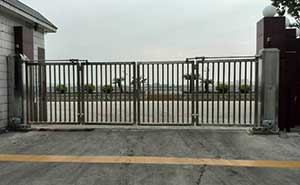 廣東揭陽市東泰乳業(yè)智能無軌懸浮門工程案例 - 中出網(wǎng)-智能出入口與停車充電門戶