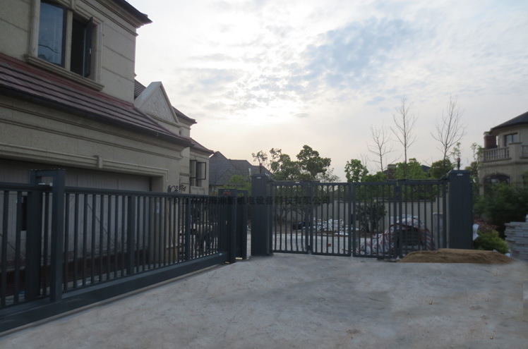 溧陽(yáng)香格里拉智能無(wú)軌懸浮門(mén)工程案例 - 中出網(wǎng)-智能出入口與停車充電門(mén)戶