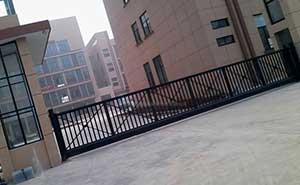 金華鼎杰服飾有限公司智能無(wú)軌懸浮門(mén)工程案例 - 中出網(wǎng)-智能出入口與停車(chē)充電門(mén)戶(hù)