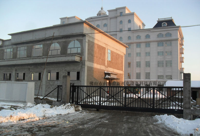 吉林省琿春市法院智能無軌懸浮門工程案例 - 中出網(wǎng)-智能出入口與停車充電門戶