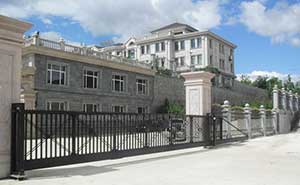 黑龍江牡丹江東寧縣藍(lán)梅酒莊智能無(wú)軌懸浮門(mén)工程案例 - 中出網(wǎng)-智能出入口與停車(chē)充電門(mén)戶