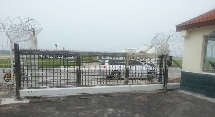 濟(jì)南飛機(jī)場(chǎng)智能無(wú)軌懸浮門(mén)工程案例 - 中出網(wǎng)-智能出入口與停車充電門(mén)戶