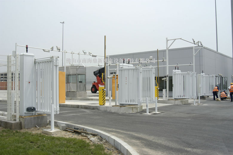 華晨寶馬新工廠智能無軌懸浮門工程案例 - 中出網(wǎng)-智能出入口與停車充電門戶