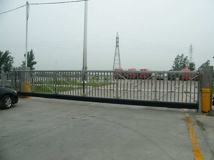 東浩潤(rùn)滑油有限公司-石化總廠智能無軌懸浮門工程案例 - 中出網(wǎng)-智能出入口與停車充電門戶