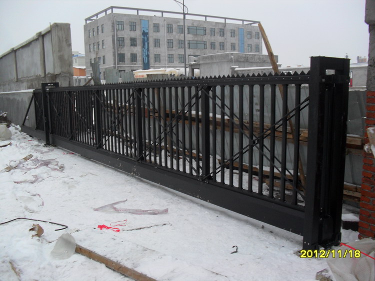 長春機械設(shè)備有限公司智能無軌懸浮門工程案例 - 中出網(wǎng)-智能出入口與停車充電門戶