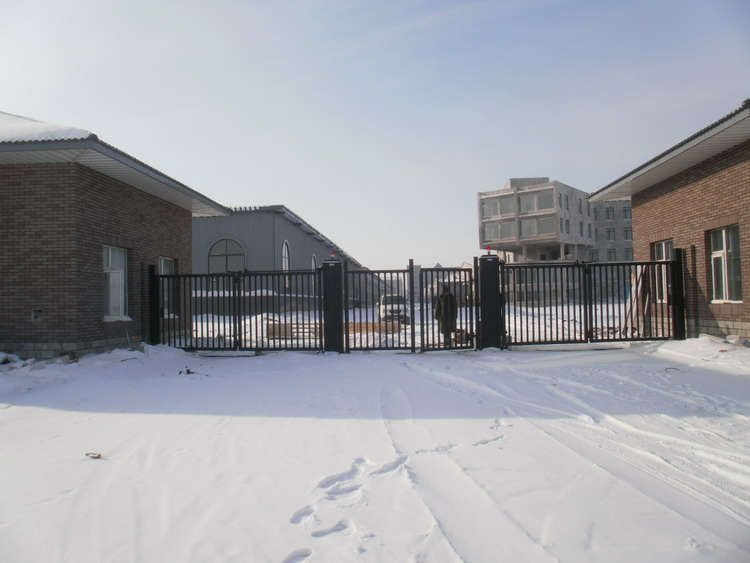 長春新華通制藥設(shè)備有限公司智能無軌懸浮門工程案例 - 中出網(wǎng)-智能出入口與停車充電門戶