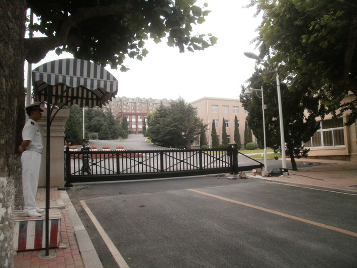 大連海軍大連艦艇學(xué)院2號(hào)門(mén)智能無(wú)軌懸浮門(mén)工程案例 - 中出網(wǎng)-智能出入口與停車(chē)充電門(mén)戶(hù)