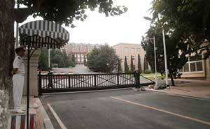 大連海軍大連艦艇學(xué)院2號門智能無軌懸浮門工程案例 - 中出網(wǎng)-智能出入口與停車充電門戶