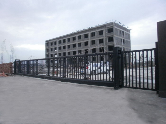 新疆石河子種子有限公司智能無軌懸浮門工程案例 - 中出網(wǎng)-智能出入口與停車充電門戶