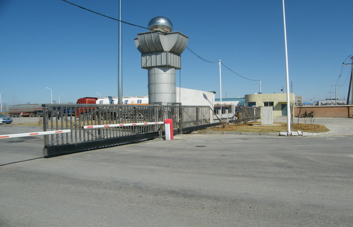 中國兵器工業(yè)集團(tuán)遼寧華錦化工（集團(tuán)）有限責(zé)任公司智能無軌懸浮門工程案例 - 中出網(wǎng)-智能出入口與停車充電門戶