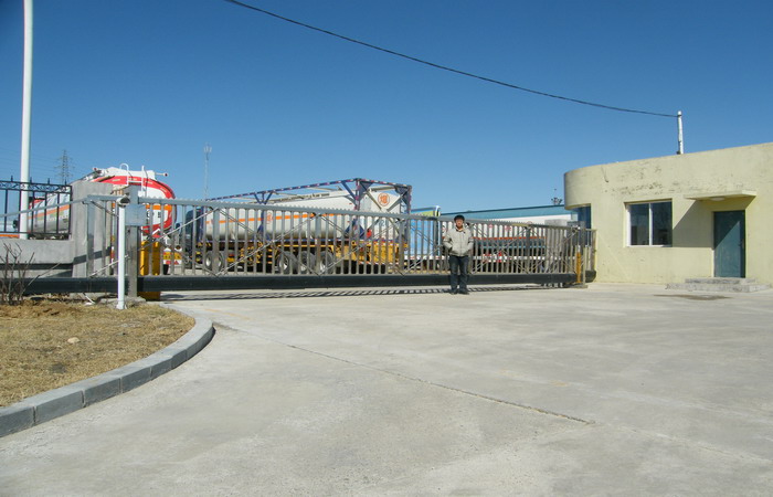 中國(guó)兵器工業(yè)集團(tuán)遼寧華錦化工（集團(tuán)）有限責(zé)任公司智能無(wú)軌懸浮門(mén)工程案例 - 中出網(wǎng)-智能出入口與停車(chē)充電門(mén)戶