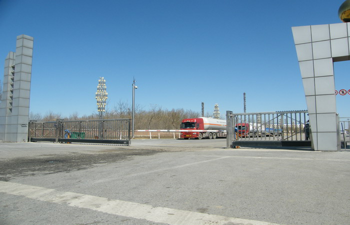 中國兵器工業(yè)集團遼寧華錦化工（集團）有限責任公司智能無軌懸浮門工程案例 - 中出網(wǎng)-智能出入口與停車充電門戶