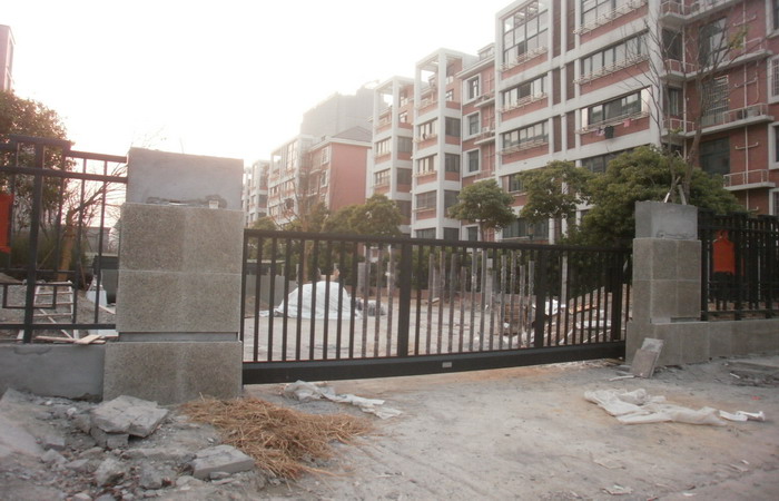 浙江余姚東第名苑智能無(wú)軌懸浮門(mén)工程案例 - 中出網(wǎng)-智能出入口與停車充電門(mén)戶