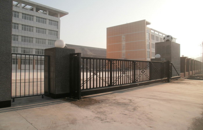 烏魯木齊足球協(xié)會智能無軌懸浮門工程案例 - 中出網(wǎng)-智能出入口與停車充電門戶