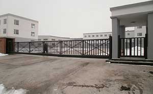 吉林卡倫鑫利達(dá)糊精廠智能無(wú)軌懸浮門工程案例 - 中出網(wǎng)-智能出入口與停車充電門戶