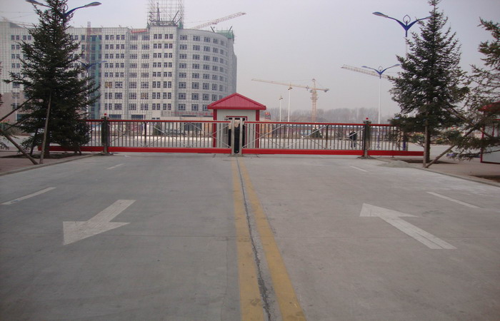 赤峰市和美建材城智能無(wú)軌懸浮門工程案例 - 中出網(wǎng)-智能出入口與停車充電門戶