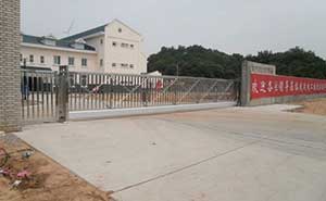 江西省水電工程局老爺廟風(fēng)電場(chǎng)智能無軌懸浮門工程案例 - 中出網(wǎng)-智能出入口與停車充電門戶