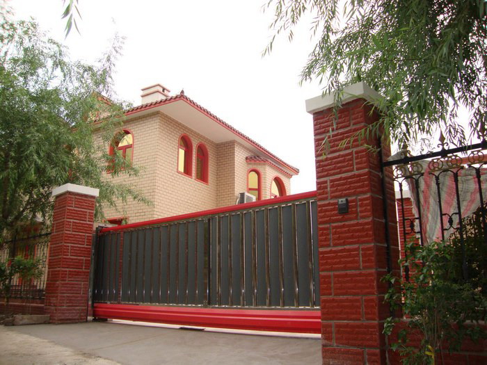 北京龍聚山莊智能無軌懸浮門工程案例 - 中出網(wǎng)-智能出入口與停車充電門戶