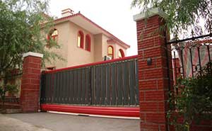 北京龍聚山莊智能無軌懸浮門工程案例 - 中出網(wǎng)-智能出入口與停車充電門戶