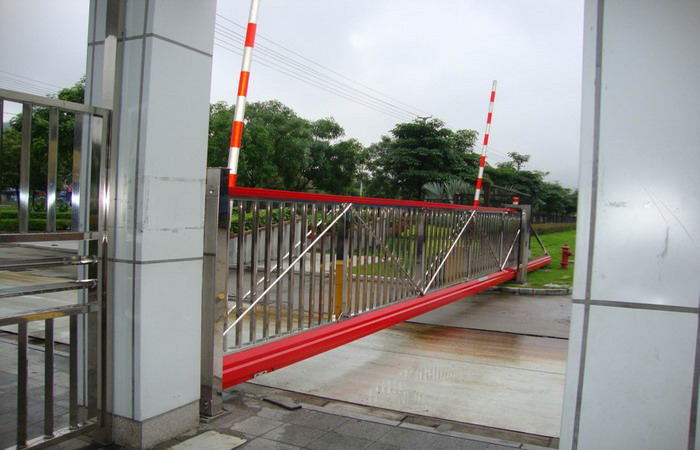 廈門(mén)惠爾康食品有限公司智能無(wú)軌懸浮門(mén)工程案例 - 中出網(wǎng)-智能出入口與停車(chē)充電門(mén)戶