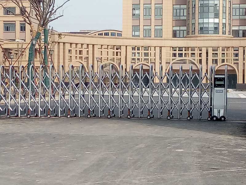 張家港市第二職業(yè)技術(shù)學(xué)校智能安全伸縮平移門工程案例 - 中出網(wǎng)-智能出入口與停車充電門戶