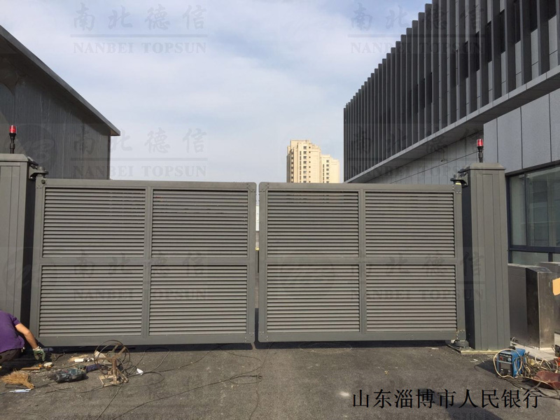 山東淄博市人民銀行開(kāi)泰LB智能安全伸縮平移門(mén)工程案例 - 中出網(wǎng)-智能出入口與停車(chē)充電門(mén)戶(hù)